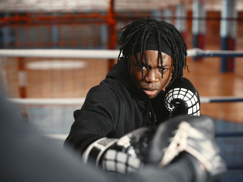 Detailed shot of a focused man during a strength session.